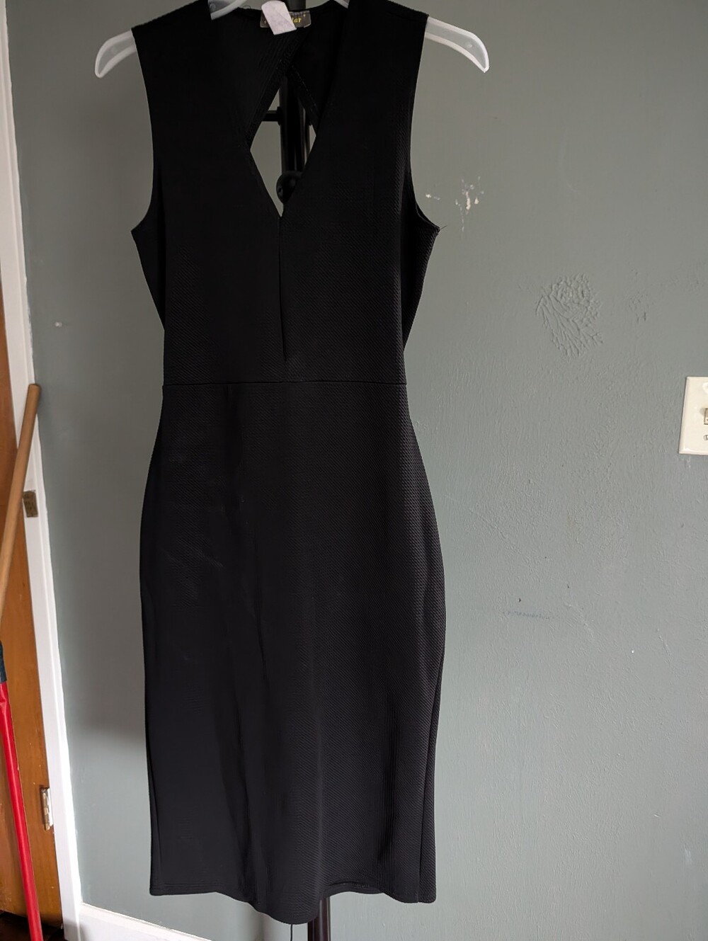 Brat Star Black V-Neck Sleeveless Sheath Dress